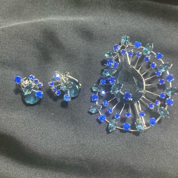 Vintage Jewelry - Vintage Brooch and clip on earrings